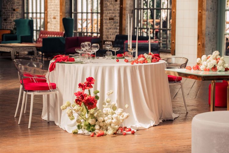 White-red table setting at wave table